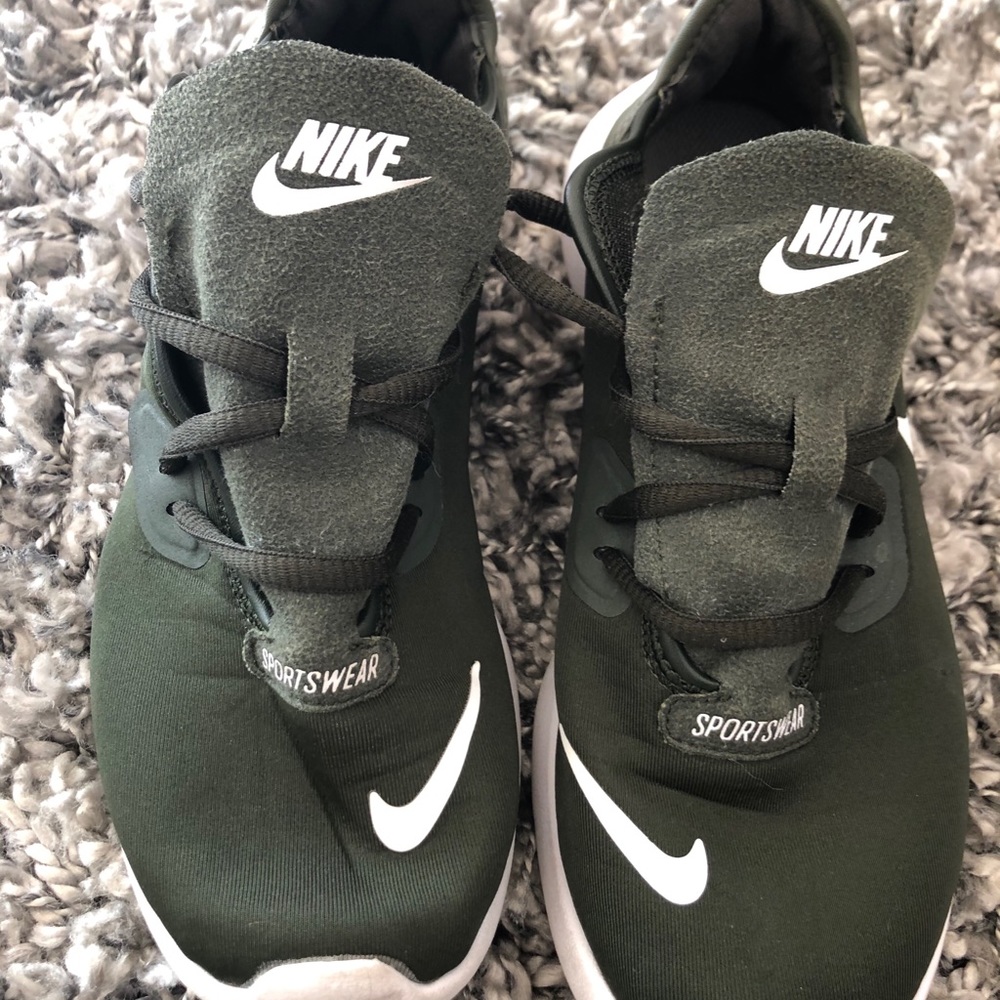 Nike Kids size 2 lace-up sneakers